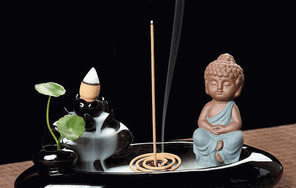 Thác Trầm hình Phật ngồi thiền bên suối