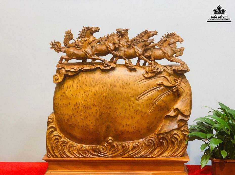 Tượng Gỗ Bát Mã thể hiện sự dũng mãnh