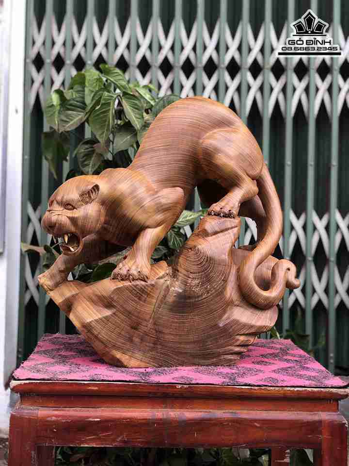 Tượng Báo săn mồi gỗ Cẩm Vàng