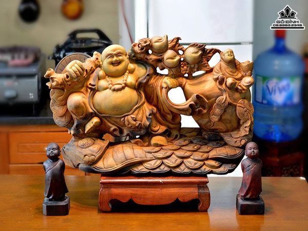Phật Di Lặc kéo bao tiền gỗ Bách Xanh