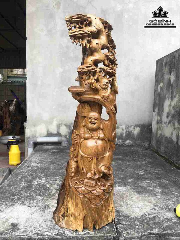 Tượng Phật Di Lặc đứng gốc Tùng gỗ Bách Xanh