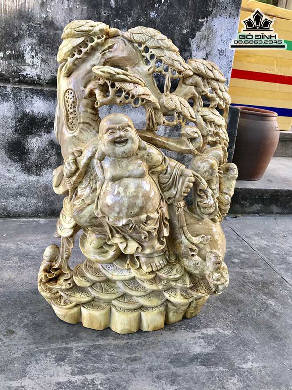 Tượng Phật Di Lặc đứng gốc Tùng gỗ Nu Nghiến