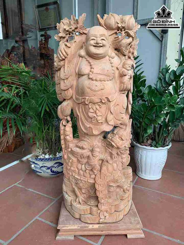 Tượng Phật Di Lặc Đứng Kỳ Lân Gỗ Xá Xị ( Gù Hương )