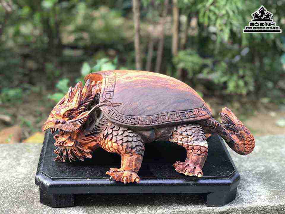 Long Quy được làm bằng gỗ