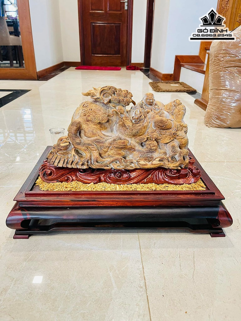 Tượng Phật Di Lặc Đứng Gỗ Hoàng Đàn có lớp tuyết mỏng mịn