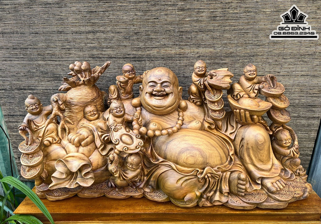 Tượng Di Lặc gỗ Bách Xanh được sơn PU loại sơn bảo vệ, đánh bóng