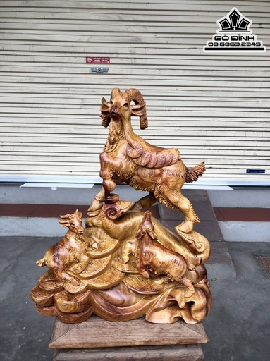 Người nghệ nhân với đôi bàn tay khéo léo của mình đã khắc họa hình ảnh con dê với đa dạng tư thế và biểu cảm