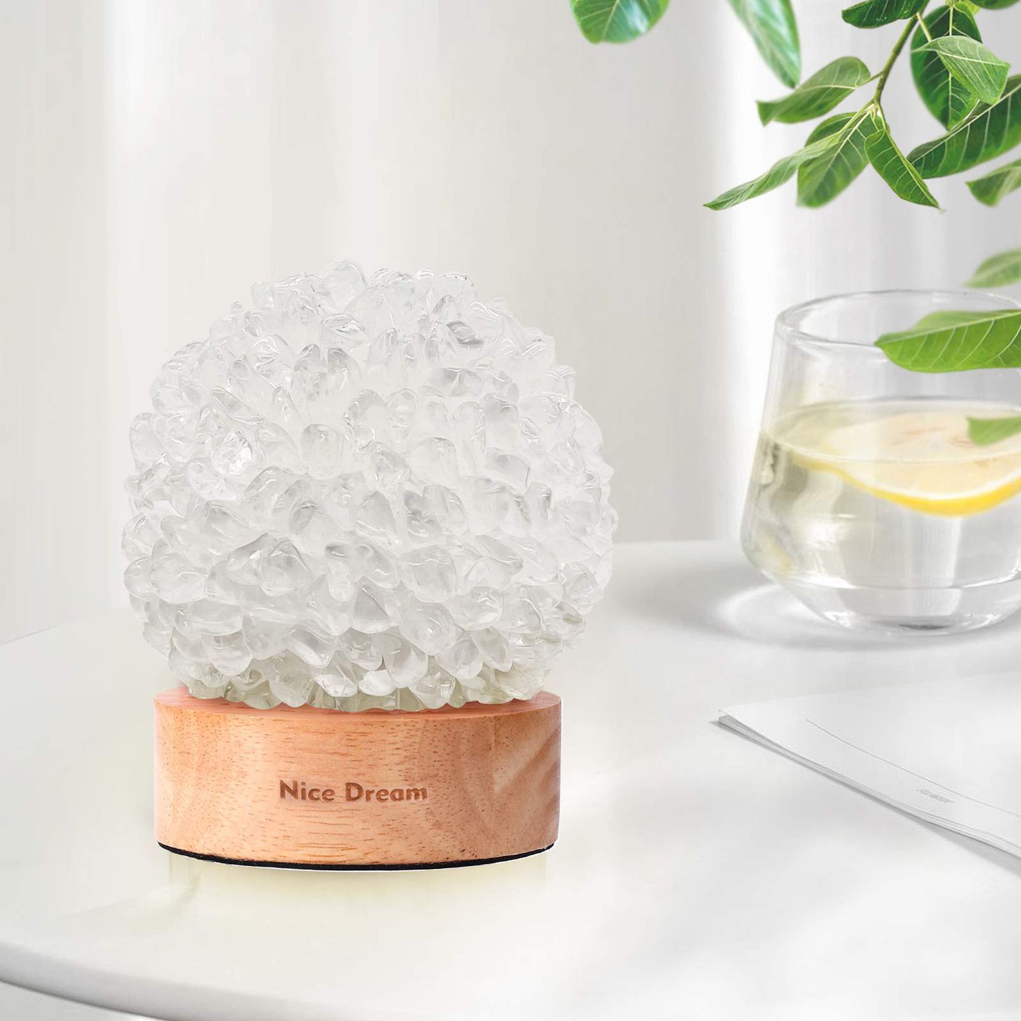 Đèn ngủ được làm từ đá Thạch Anh trắng trông như một bông hoa cẩm tú cầu hết sức dễ thương