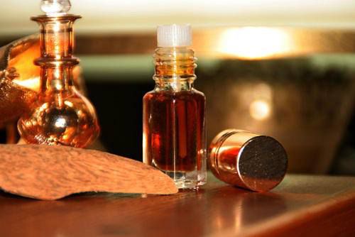 Tinh dầu Gỗ Trầm Hương cải thiện đời sống lứa đôi