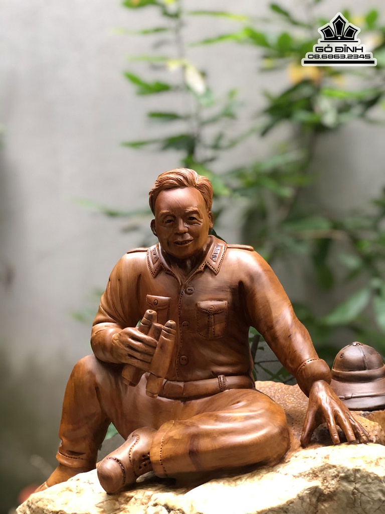 Tượng Đại Tướng Võ Nguyên Giáp Gỗ Bách Xanh Ôm Đá Cao 52 Ngang 45 Sâu 35 (cm) 1