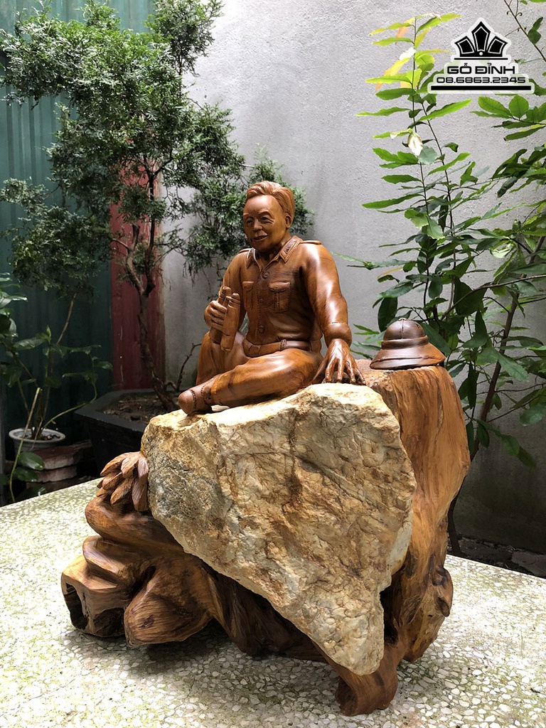 Tượng Đại Tướng Võ Nguyên Giáp Gỗ Bách Xanh Ôm Đá Cao 52 Ngang 45 Sâu 35 (cm) 2