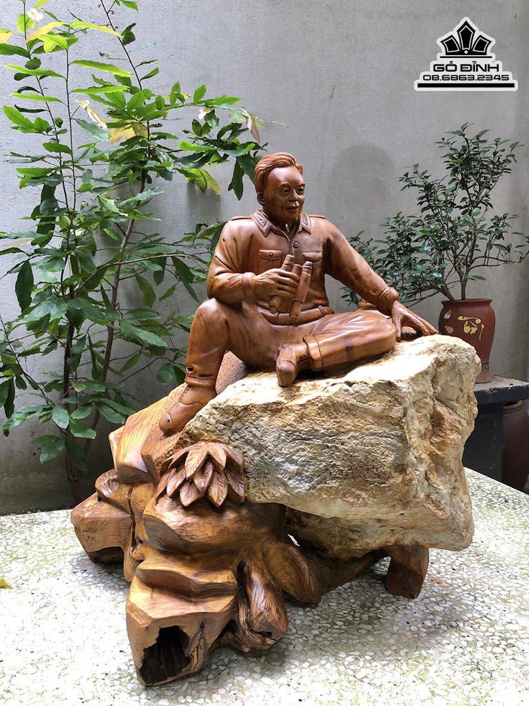 Tượng Đại Tướng Võ Nguyên Giáp Gỗ Bách Xanh Ôm Đá Cao 52 Ngang 45 Sâu 35 (cm) 3