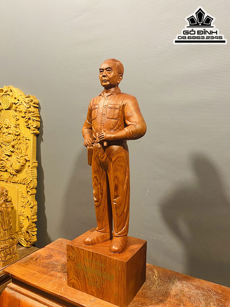 Tượng Đại Tướng Võ Nguyên Giáp Gỗ Hương Nguyên Khối Cao 60 Ngang 18 Sâu 12 (cm) 1