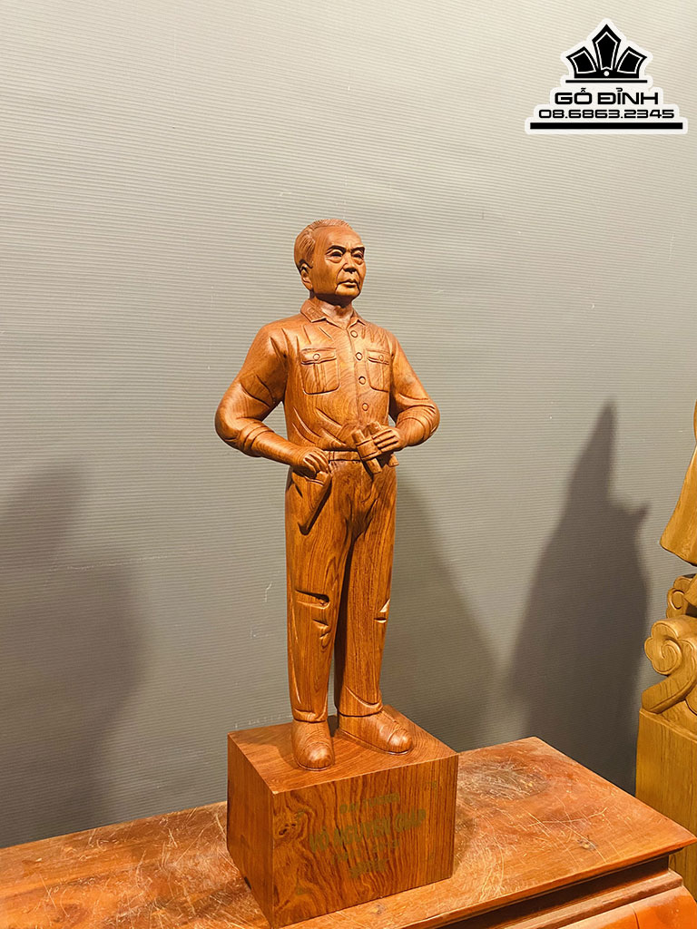 Tượng Đại Tướng Võ Nguyên Giáp Gỗ Hương Nguyên Khối Cao 60 Ngang 18 Sâu 12 (cm) 2