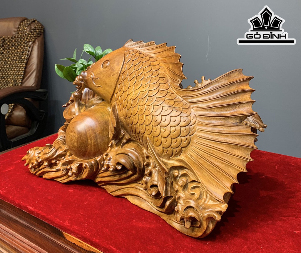 Tượng Cá Chép Ngậm Ngọc Gỗ Ngọc Am Cao 31 Ngang 52 Sâu 23 (cm)