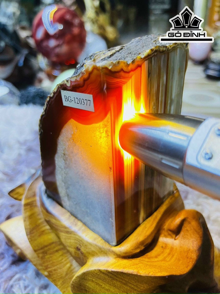 Tác Phẩm Đá Mã Não Cao 19 (cm) 2,35kg