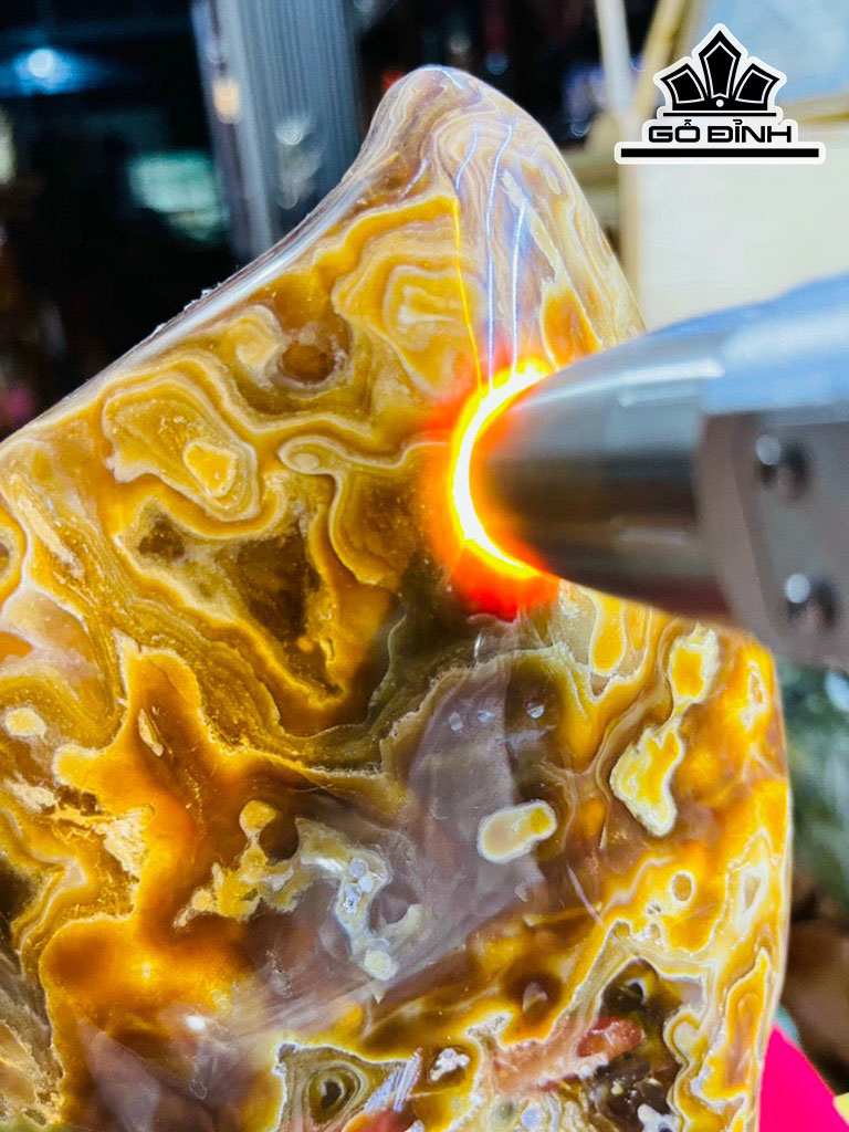 Tác Phẩm Đá Mã Não Cao 31 (cm) 2,4kg