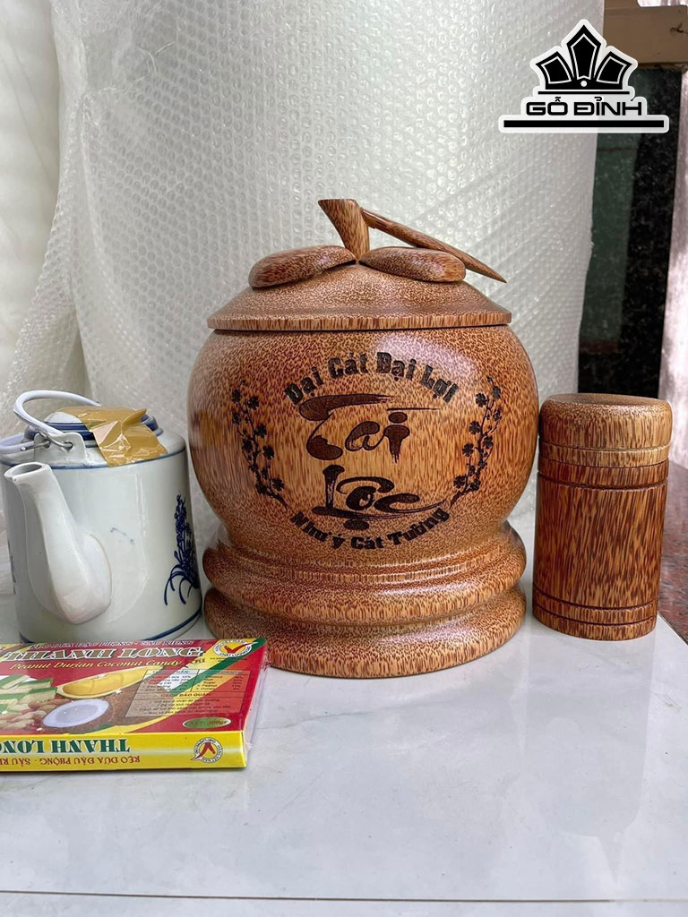 vo-binh-giu-nhiet-nap-mang-cut-khac-chu-tai-loc-go-dua-loai-1-lit-421548