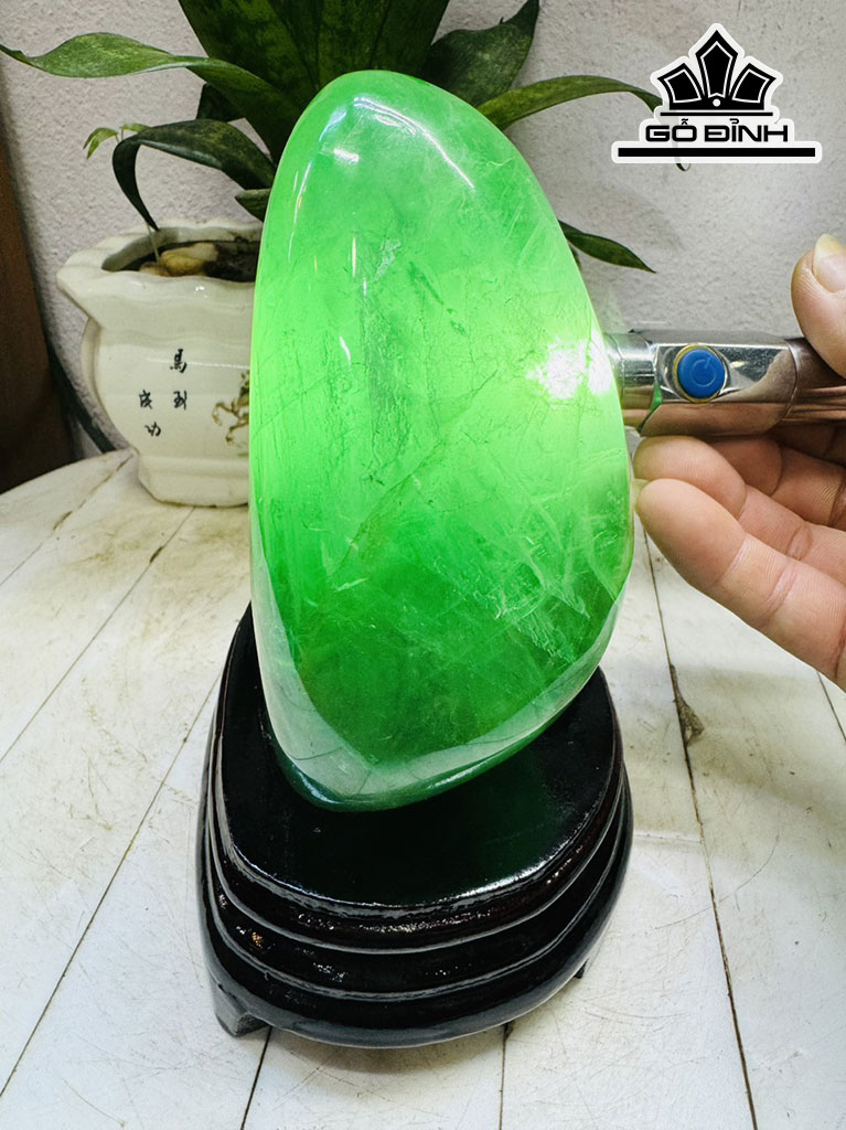 Tác Phẩm Đá Flourite Cao 19 Ngang 12 (cm) 2,3kg