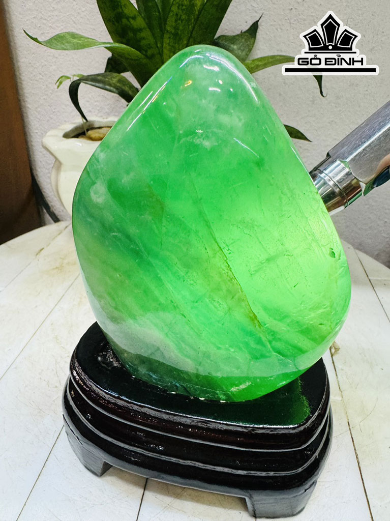 Tác Phẩm Đá Flourite Cao 19 Ngang 12 (cm) 2,3kg