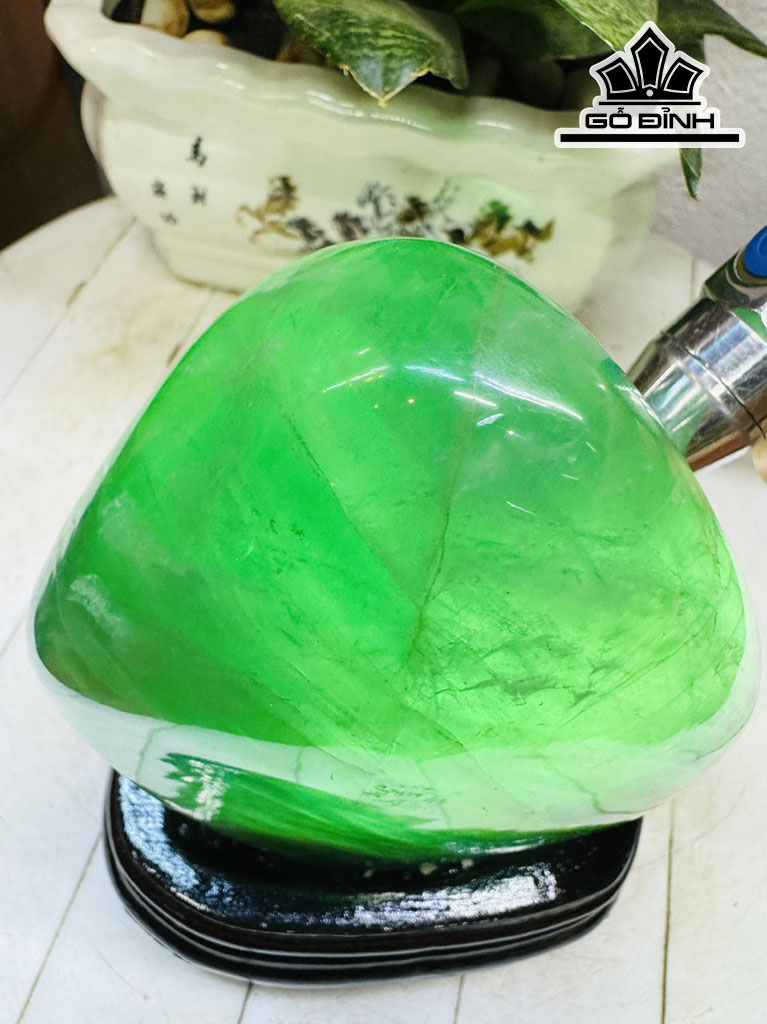 Tác Phẩm Đá Flourite Cao 19 Ngang 12 (cm) 2,3kg