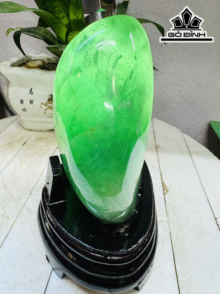 Tác Phẩm Đá Flourite Cao 19 Ngang 12 (cm) 2,3kg