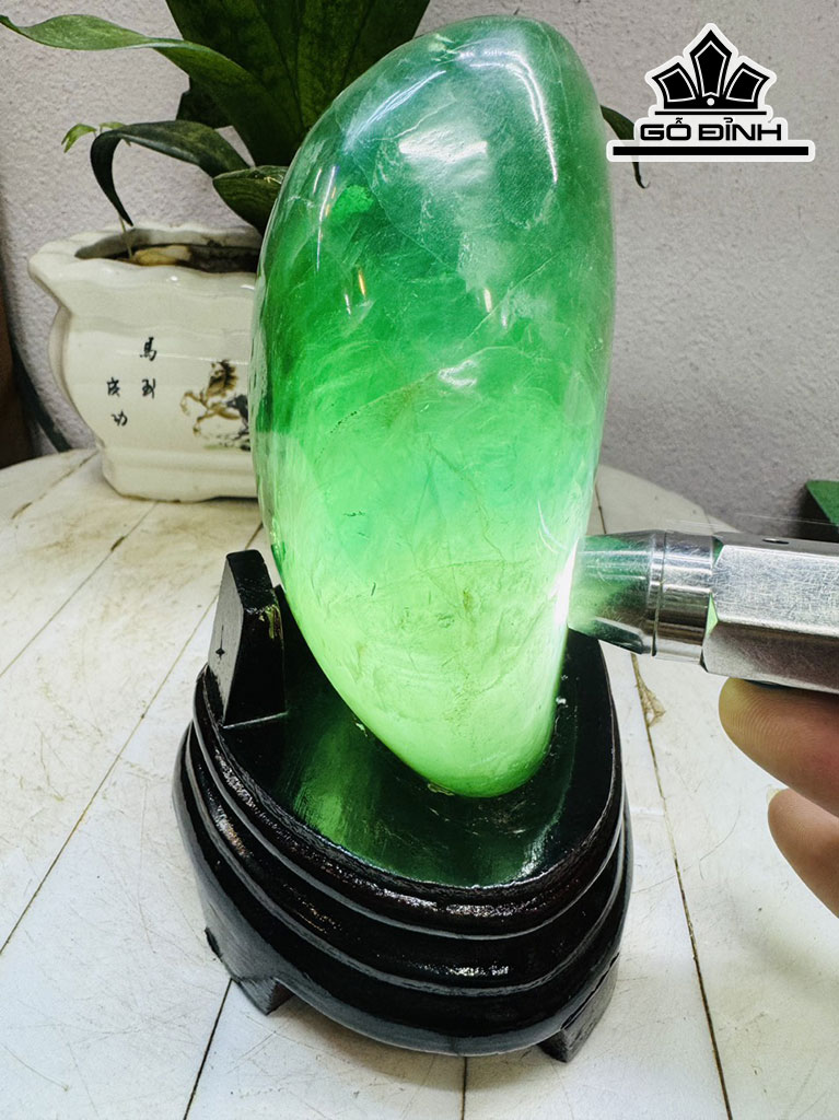 Tác Phẩm Đá Flourite Cao 19 Ngang 12 (cm) 2,3kg