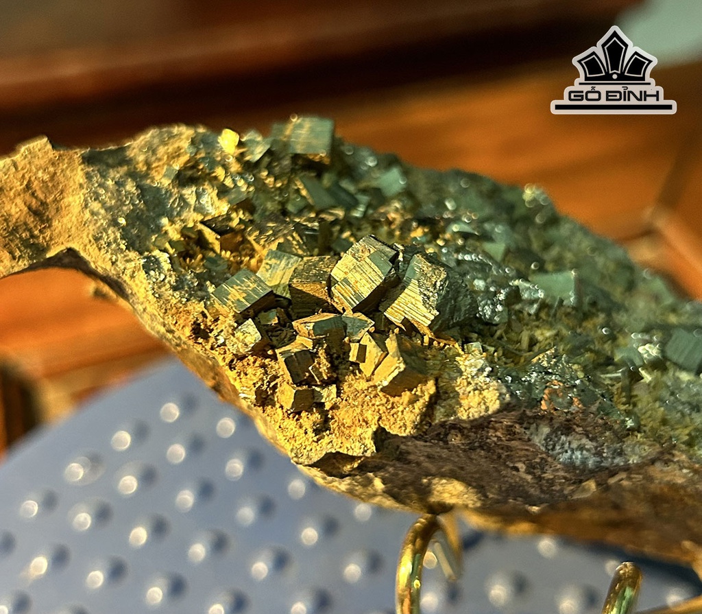 vang-gam-tinh-the-da-pyrite-cao-9-ngang-14-cm-490g-448295