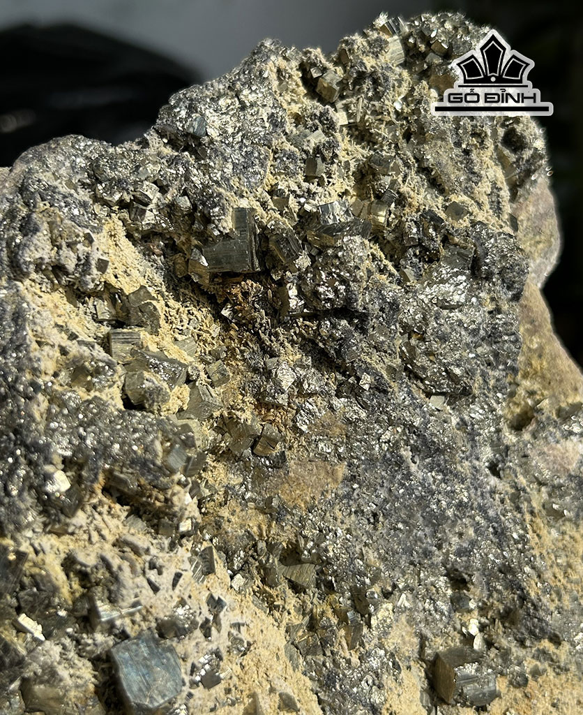vang-gam-tinh-the-da-pyrite-cao-17-ngang-17-cm-115kg-448299