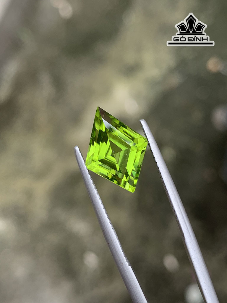 vien-da-peridot-xanh-cao-198-ngang-108-sau-7-mm-555cts-449823