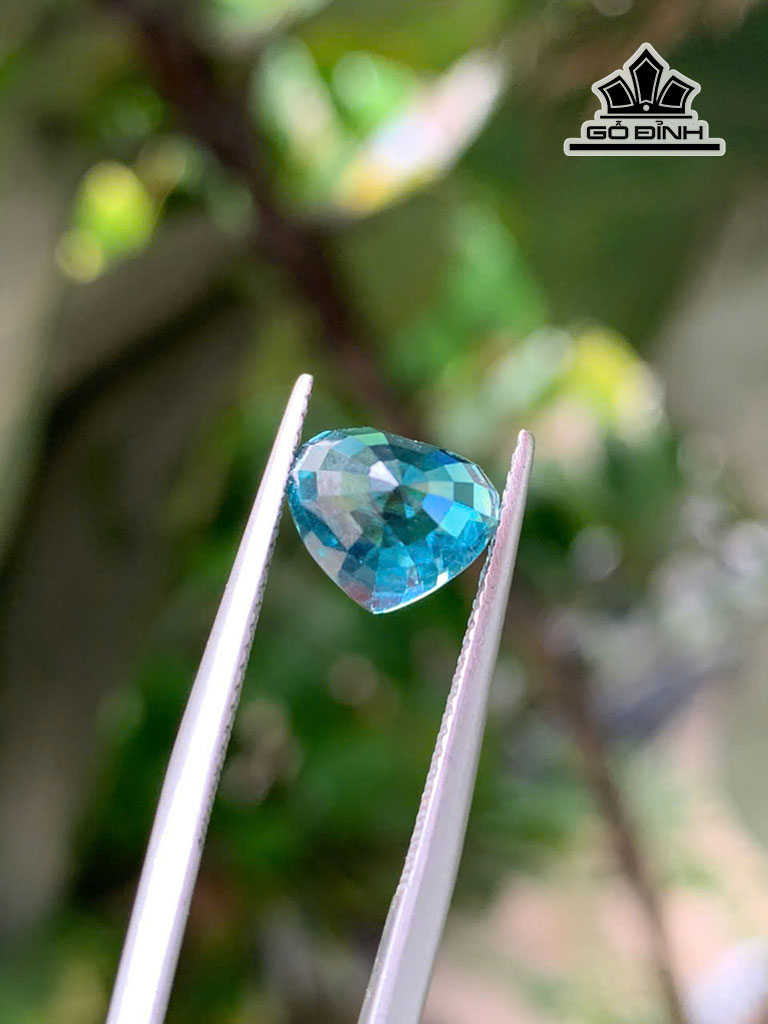 vien-da-zircon-hinh-trai-tim-cao-76-ngang-6-sau-72-mm-545cts-452392
