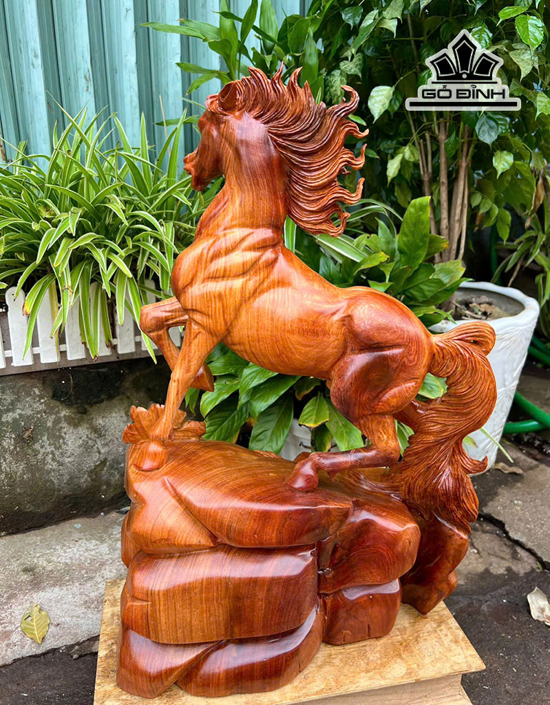 tuong-ngua-phong-thuy-nhat-ma-phi-thien-go-huong-cao-62-ngang-38-sau-20-cm-453045