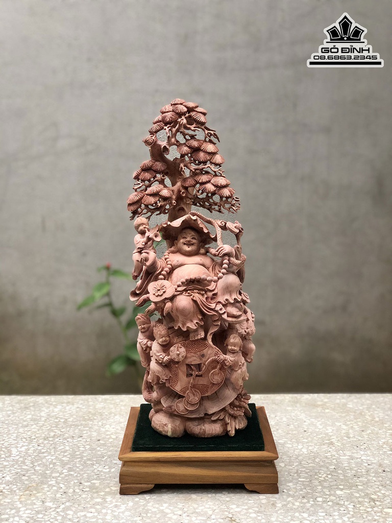 Tượng Di Lặc Ngồi Gốc Tùng Gỗ Tùng Đỏ Cao 50 Ngang 20 Câu 20 (cm)