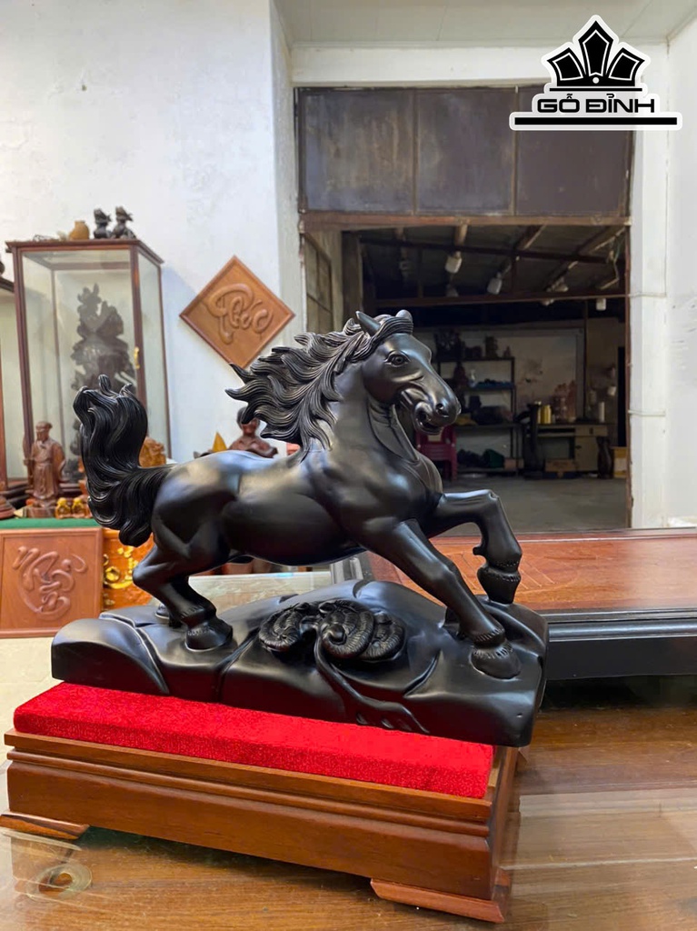 Tượng Ngựa Phong Thủy (Nhất Mã Thong Dong) Gỗ Mun Hoa Cao 27 Ngang 34 Sâu 11 (cm)