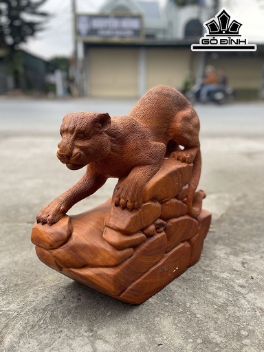 Tượng Báo Săn Mồi Gỗ Hương Đỏ Cao 48 Ngang 51 Sâu 18 (cm)