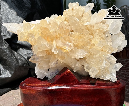 Tác Phẩm Đá Thạch Anh Cao 34 Ngang 43 (cm) 12kg