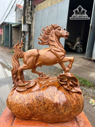 Tượng Ngựa Phong Thủy (Nhất Mã Thong Dong ) Gỗ Nu Ngọc Am Cao 52 Ngang 41 Sâu 33 (cm)