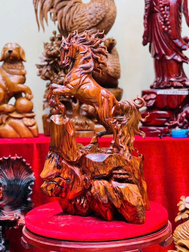 Tượng Ngựa Phong Thủy (Nhất Mã Phi Thiên) Gỗ Sưa Cao 58 Ngang 33 Sâu 22 (cm)