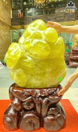 Tác Phẩm Đá Thạch Anh Vàng Cao Cả Đế 95 - Riêng Đá Cao 50 Ngang 50 Sâu 35 (cm) 79,5kg - Cả Đế Cao 79 (cm)