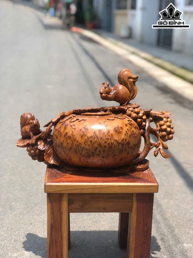 Bình Nho Sóc Gỗ Nu Ngọc Am Cao 29 Ngang 52 Sâu 22 (cm)
